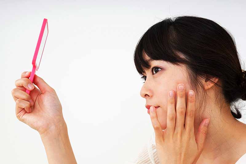 お肌の曲がり角。25歳からシリカ水で始める肌ケア。